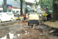 Petugas PDAM kota Malang sedang membenahi terjadinya saluran air PDAM di Jalan Ijen Kota Malang, akibat terjadinya kebocoran pada saluran pipa yang menyuplay air pam di lima wilayah [IST]