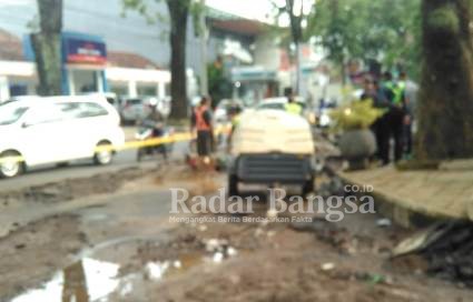 Petugas PDAM kota Malang sedang membenahi terjadinya saluran air PDAM di Jalan Ijen Kota Malang, akibat terjadinya kebocoran pada saluran pipa yang menyuplay air pam di lima wilayah [IST]