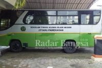 Mobil Bus Operasional Mahasiswa Kampus IAIN MADURA Yang Masih Berlabel STAIN PAMEKASAN, Pamekasan Jawa Timur. (Ong/Abdn)