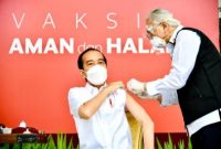 Presiden Joko Widodo menjadi orang pertama yang menerima vaksin dalam program vaksinasi massal di Istana Merdeka, Jakarta, pada hari ini, Rabu, 13 Januari 2021, [IST] 