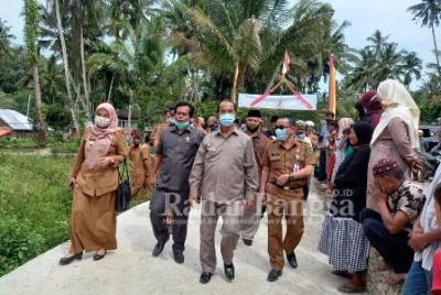 Bupati Pasaman Yusuf Lubis saat meresmikan jalan penghubung dua perkampungan di Kecamatan Lubuk Sikaping Pasaman. [IST]