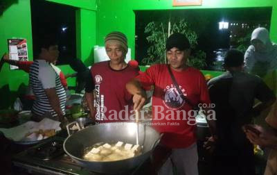 Pospera mengolah makanan sebanyak 1000 nasi bungkus dan selanjutnya dibagikan kepada warga khususnya yang terdampak banjir [ANDIK]