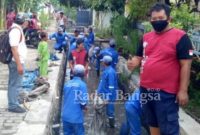  Ormas DPC Pospera Kota Pasuruan, Jawa Timur melakukan kegiatan sosial berupa kerja bakti bersih-bersih atau normalisasi aliran sungai. [IST]