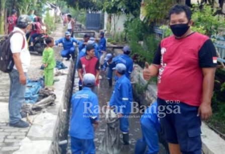  Ormas DPC Pospera Kota Pasuruan, Jawa Timur melakukan kegiatan sosial berupa kerja bakti bersih-bersih atau normalisasi aliran sungai. [IST]