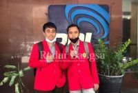 Kedua mahasiswa saat di depan Redaksi RRI [IST]