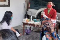 Reggy saat memberikan pelatihan pembuatan hand sanitizer dan disinfektan. [IST]
