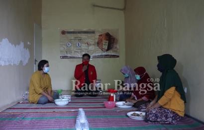 Dimas mengajarkan kepada ibu – ibu cara membuat minuman empon – empon [IST]