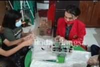 Dinda Ayu, mahasiswa Universitas 17 Agustus 1945 Surabaya merancang program kerja (proker) Kuliah Kerja Nyata (KKN) dengan mengadakan pelatihan pembuatan masker “Tie Dye” bersama anak-anak di Kampung Pakis [IST]