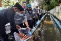  Pj Bupati Sidoarjo, Dr H Hudiyono, M.Si menebar benih ikan di sungai kecil barat Pendopo Delta Wibawa [HMS]