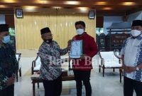 yayasan Sunan Ampel Sidogiri, Pasuruan dengan memberikan bantuan 12 ribu eksemplar Al Qur'an Metode follow line yang diberikan kepada kepala Kemenag Sidoarjo, M. Amir Sholehuddin disaksikan Pj Bupati Hudiyono. Sabtu, (16/1/2021) di Pendopo Delta Wibawa [KMF]