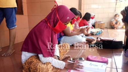 Para siswa yang sedang belajar lewat online [IST]