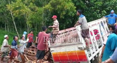 Warga Dusun Angsanah Desa Blu'uran Kecamatan Karang Penang Sampang sedang mengevakuasi Truk yang terguling [HER]