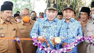 Bupati dan Wakil Bupati Sampang saat meresmikan jembatan penghubung Desa Kamoneng Kecamatan Sampang dan Patapan Torjun Senin 4/1 [IST]