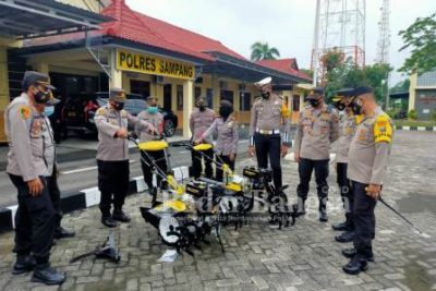 Kapolres Sampang serahkan Handtraktor kepada Kapolsek Sokobanah dan Jrengik usai Apel pagi di halaman Mapolres Senin 4/1 [IST]