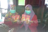 Pengusaha dan Mahsiswi Untag saat menunjukan produk kacang mete goreng asal Sampang, Madura. [IST]