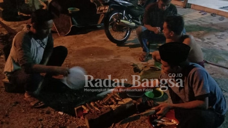  Malam pergantian tahun di Sampang diperingati dengan bakar bakar ikan [HER]