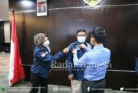 Walikota Dewanti Rumpoko dan Kajari Batu Supriyanto, usai Rapat kordinasi Kerjasama, dilanjutkan Penyematan PIN pada Anggota (TPKP) Tim Peningkatan Kepatuhan Pajak (Foto : Diskominfo Batu)
