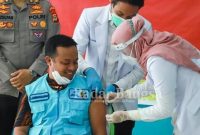  Wakil Gubernur Sulawesi Selatan, Andi Sudirman Sulaiman disuntik vaksin virus corona, Kamis (14/1/2021) [IST]