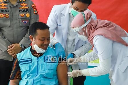  Wakil Gubernur Sulawesi Selatan, Andi Sudirman Sulaiman disuntik vaksin virus corona, Kamis (14/1/2021) [IST]