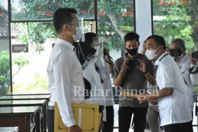 Bupati Batang, Wihaji saat memberi pengarahan pada acara penyerahan Surat Keputusan (SK) pada 221 CPNS di pendopo pemkab setempat, Rabu (06/01/2021). [IST]