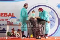 Walikota Batu Dewanti Rumpoko pertama kali orang nomor satu di Batu yang melakukan auntikan Vaksin Covid-19. Hal ini sebagai contoh untuk dilakukan pada seluruh masyarakat kota Batu nantinya. [KMF]