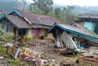 Dampak banjir bandang di kampung Patrol RT 03 RW 11 desa Sukabakti Kecamatan Naringgul Kabupaten Cianjur. [NST]