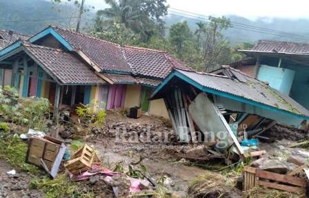 Dampak banjir bandang di kampung Patrol RT 03 RW 11 desa Sukabakti Kecamatan Naringgul Kabupaten Cianjur. [NST]