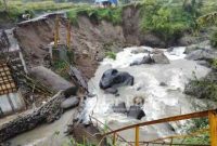 Jembatan penghubung desa Puncakbaru, Kecamatan Cidaun, Kabupaten Cianjur, Provinsi Jawa Barat roboh [EA]