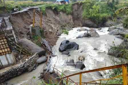 Jembatan penghubung desa Puncakbaru, Kecamatan Cidaun, Kabupaten Cianjur, Provinsi Jawa Barat roboh [EA]