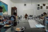 Ketua Dewan Pimpinan Distrik LSM GMBI Kabupaten Indramayu, Ono Cahyono saat audensi di kantor Dinas PUPR. [Jaya]