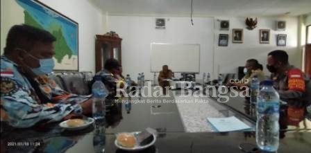 Ketua Dewan Pimpinan Distrik LSM GMBI Kabupaten Indramayu, Ono Cahyono saat audensi di kantor Dinas PUPR. [Jaya]