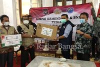 Kemendagri menyerahkan bantuan untuk korban terdampak bencana alam di Kabupaten Sumedang, Jawa Barat. Penyerahan dilakukan pada Jumat (22/1/21) oleh Kepala Biro Umum Kemendagri, Heru Tjahyono [IST]