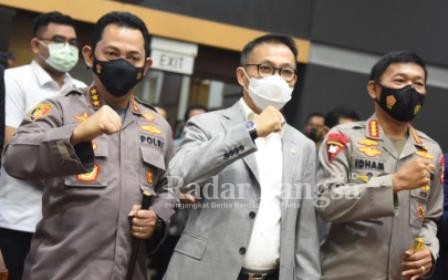 (Kanan) Komjen Pol Drs. Listyo Sigit Prabowo (Tengah) Ketua Komisi III DPR RI, Herman Herry (Kiri) Jenderal Idham Azis [IST]