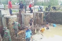 Koramil 0812/01 Kota jajaran Kodim 0812 Lamongan bersama BPBD, dan masyarakat bergotong royong membersihkan tumpukan sampah di  Dam pintu air sungai mengkuli yang berada di dusun Sekarputih [ IST]