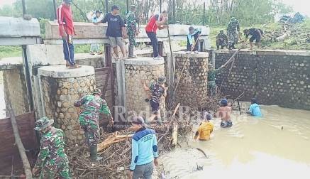 Koramil 0812/01 Kota jajaran Kodim 0812 Lamongan bersama BPBD, dan masyarakat bergotong royong membersihkan tumpukan sampah di  Dam pintu air sungai mengkuli yang berada di dusun Sekarputih [ IST]