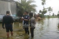 Nampak petugas saat datangi lokasi banjir [IST]