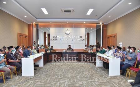 Pemkab) Lamongan menggelar rapat bertempat di Ruang Command Center Lantai 3 Gedung Gajah Mada Pemerintah Kabupaten Lamongan Jawa Timur,  terkait implementasi instruksi Mendagri nomer 1 tahun 2021.Minggu, (10/01/2021) [IST]