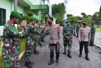 AKBP Harun, S.I.K, S.H.didampingi Letkol Inf Sidik Wiyono, S.H., M.Tr.Han. Dandim 0812/Lamongan dan AKBP Miko Indrayana, S.I.K. Kapolres Lamongan melintasi pasukan,. [IST]