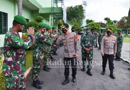 AKBP Harun, S.I.K, S.H.didampingi Letkol Inf Sidik Wiyono, S.H., M.Tr.Han. Dandim 0812/Lamongan dan AKBP Miko Indrayana, S.I.K. Kapolres Lamongan melintasi pasukan,. [IST]