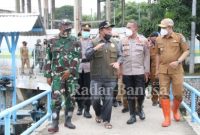 Fadeli yang didampingi Kapolres AKBP Miko Indrayana dan Dandim Letkol Inf Sidik Wiyono  saat mengunjungi lansung lokasi banjir [IST]