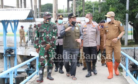 Fadeli yang didampingi Kapolres AKBP Miko Indrayana dan Dandim Letkol Inf Sidik Wiyono  saat mengunjungi lansung lokasi banjir [IST]