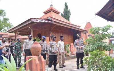 Kepala Kepolisian Resort Lamongan, AKBP Harun, S.I.K, SH meresmikan Musholah di Mapolsek Solokuro Lamongan Jawa Timur. Selasa (05/01) [IST]