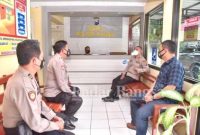 Kapolres Lamongan AKBP Miko Indrayana, S.I.K., yang didampingi Iptu Bambang B. Kapolsek Tikung lakukan pengecekan Polsek Tikung Lamongan [IST]