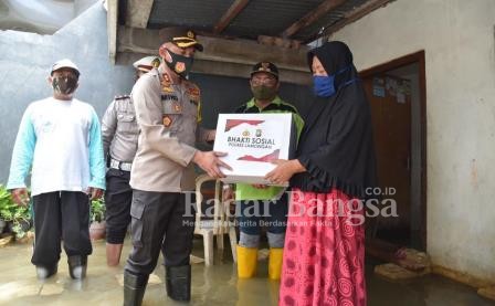 Kapolres Lamongan AKBP Miko Indrayana, S.I.K. saat memberikan bantuhan kepada korban banjir di Desa Sooko Kecamatan Glagah [IST]