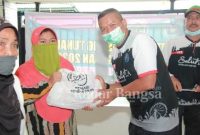 Dandim 0812/Lamongan Letkol Inf Sidik Wiyono. M.Tr.Han bersama Komunitas Gowes, Seliut Community Lamongan menggelar bakti sosial pemberian paket Sembako bagi warga yang terdampak banjir [IST]