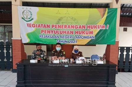 Kejari Lamongan saat memberikan sosialisasi tentang Hukum Di kecamatan Ngimbang. [PRAS]