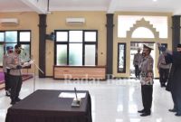 Upacara serah terima jabatan (sertijab) Polsek Karanggeneng jajaran Polres Lamongan dari AKP. Sunaryono kepada Iptu. Raksan berlangsung tepatnya di gedung SKJ Jl. KBP. M. Duryat No. 62 Mapolres Lamongan Jawa Timur. [IST]
