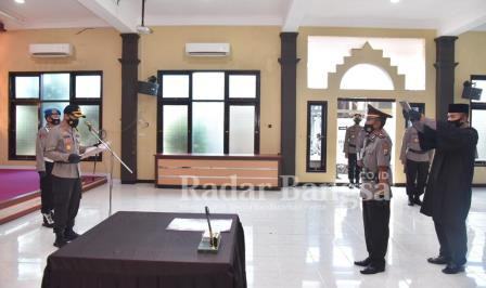 Upacara serah terima jabatan (sertijab) Polsek Karanggeneng jajaran Polres Lamongan dari AKP. Sunaryono kepada Iptu. Raksan berlangsung tepatnya di gedung SKJ Jl. KBP. M. Duryat No. 62 Mapolres Lamongan Jawa Timur. [IST]
