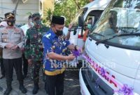 Bupati Fadeli menyerahkan mobil ambulance Public Safety Center (PSC) 119 kepada 11 puskesmas [IST]