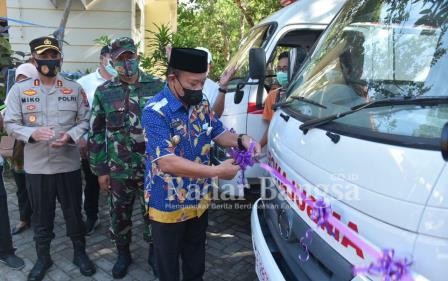 Bupati Fadeli menyerahkan mobil ambulance Public Safety Center (PSC) 119 kepada 11 puskesmas [IST]